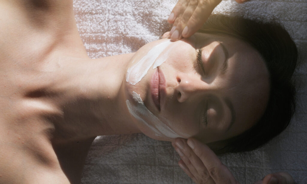 Este facial reduce la inflamación cutánea para una piel más joven y radiante featured image