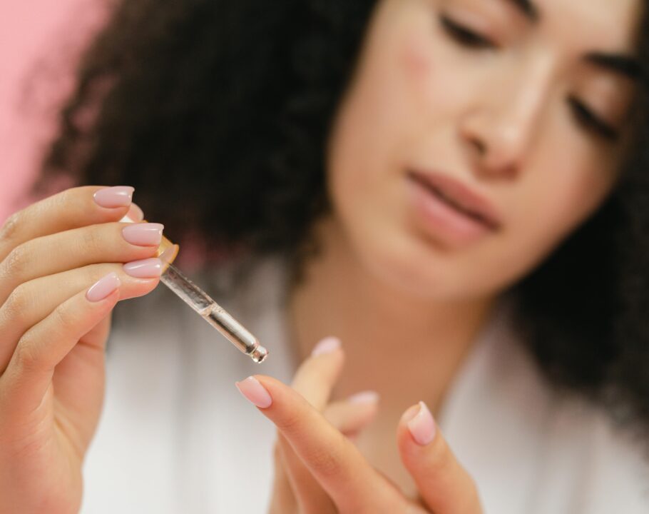 Mujer prueba un suero para la piel