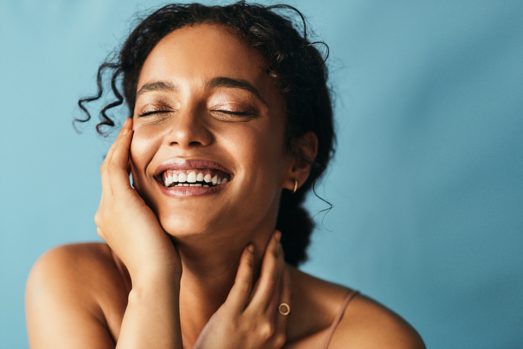 3 Cosas que deberías hacer a diario para tener una piel más sana, según los dermatólogos featured image