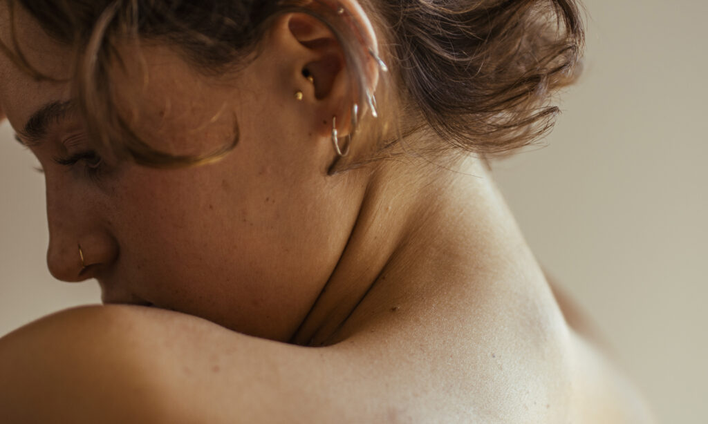 ¿Tienes la piel «fluctuante»? Los dermatólogos explican qué es y cómo tratarla featured image