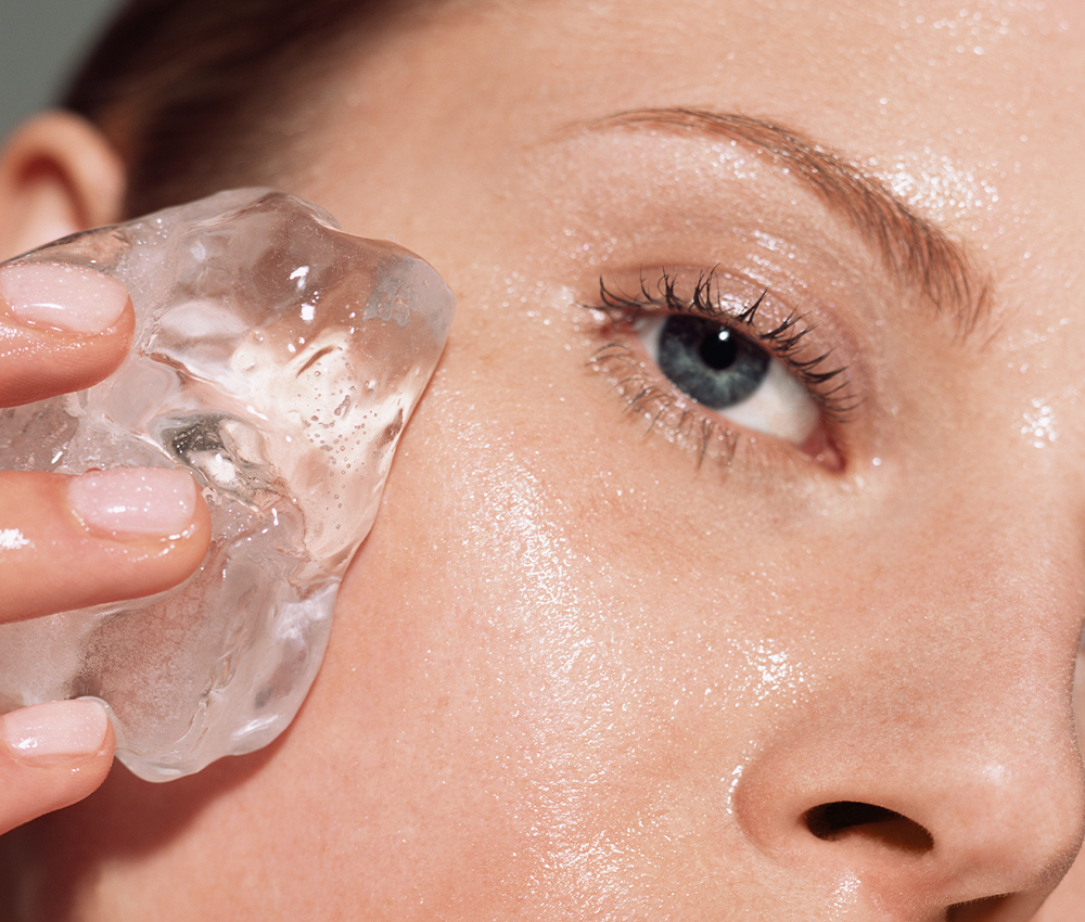 Los beneficios del rodillo de hielo: Todo lo que debes saber sobre este dispositivo facial, truco de belleza de las famosas featured image
