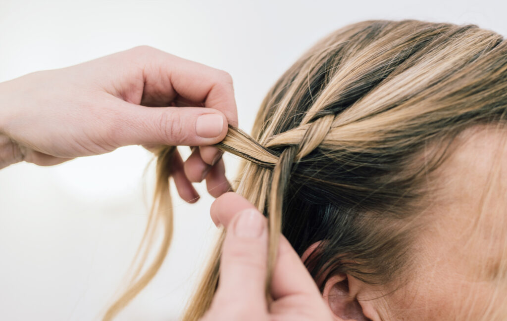 10 Errores comunes que pueden provocar que el cabello se caiga más featured image