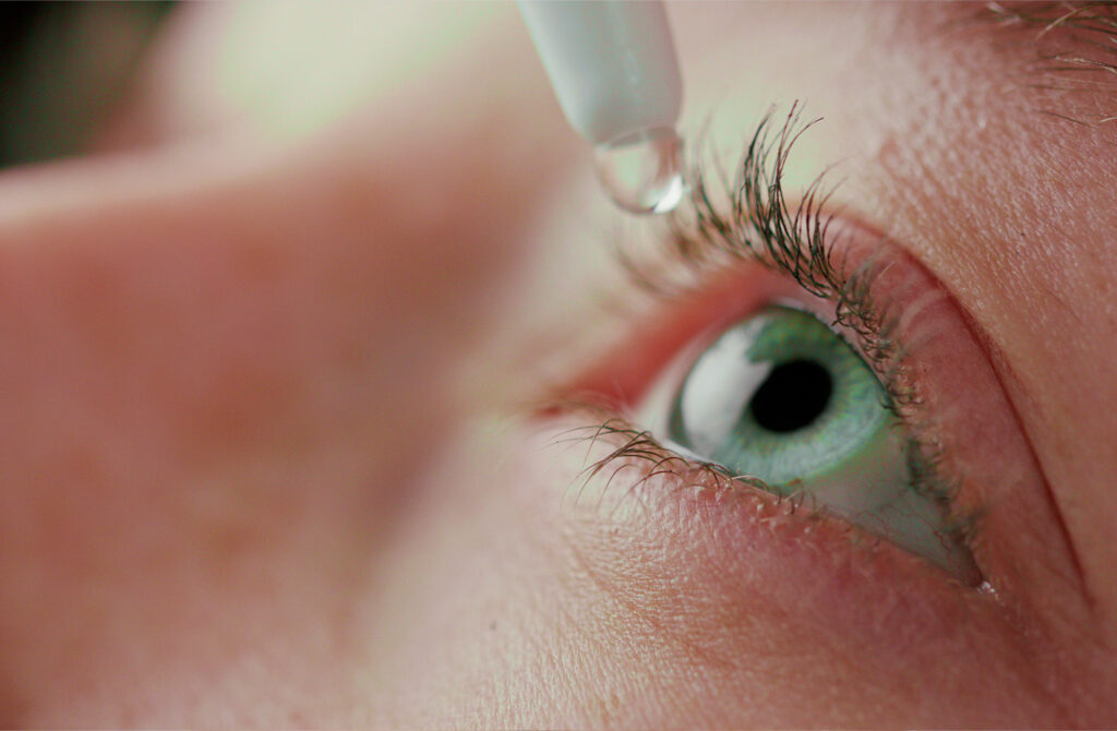 Tendencia en TikTok: ¿Gotas de ojos para tratar los granos? featured image