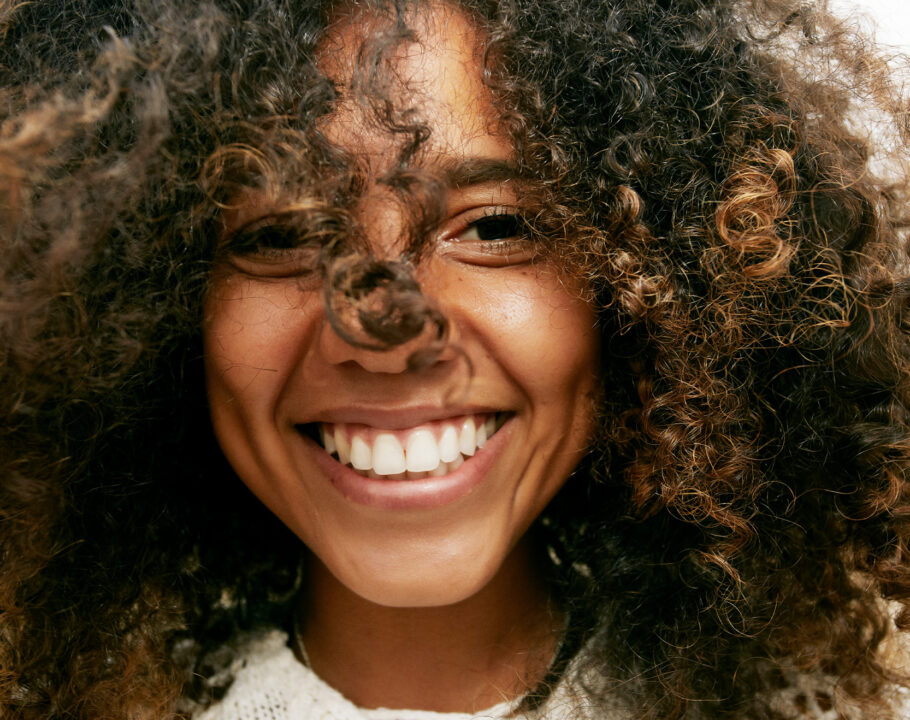 mujer sonrie