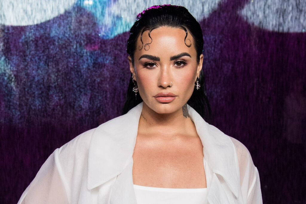 Demi Lovato lleva 10 años usando esta marca de cuidado de la piel featured image