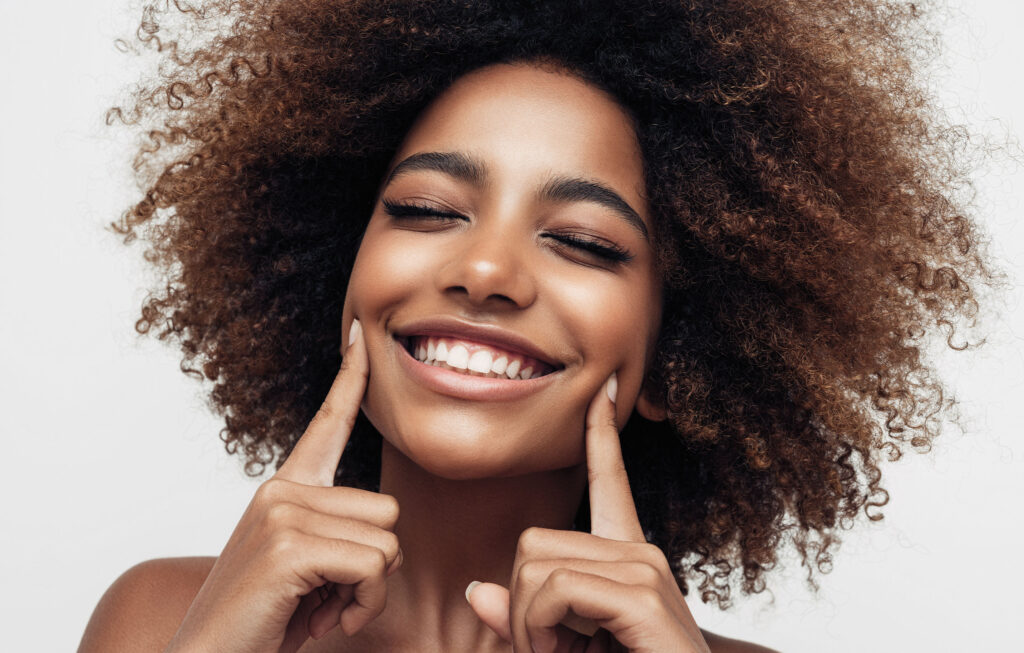 La sonrisa perfecta sí existe, y empieza con un toque de Botox bien puesto featured image