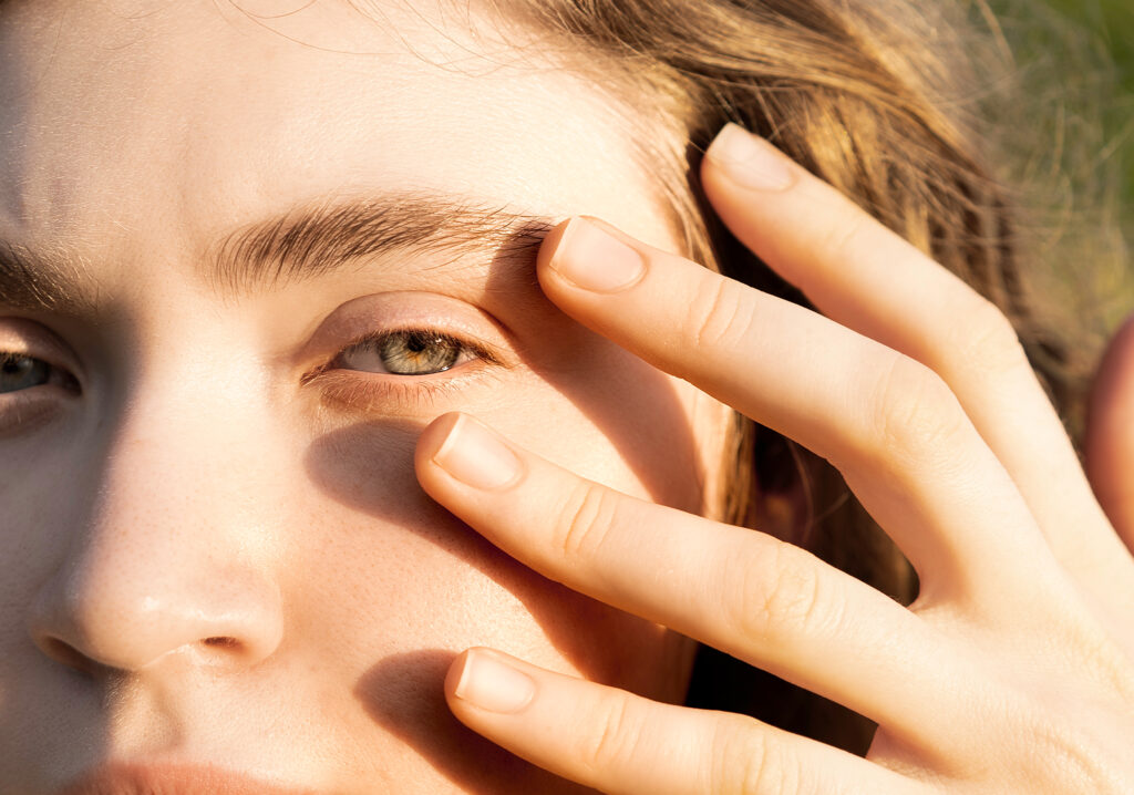 La verdad sobre las bolsas debajo de los ojos y las mejores formas de tratarlas featured image