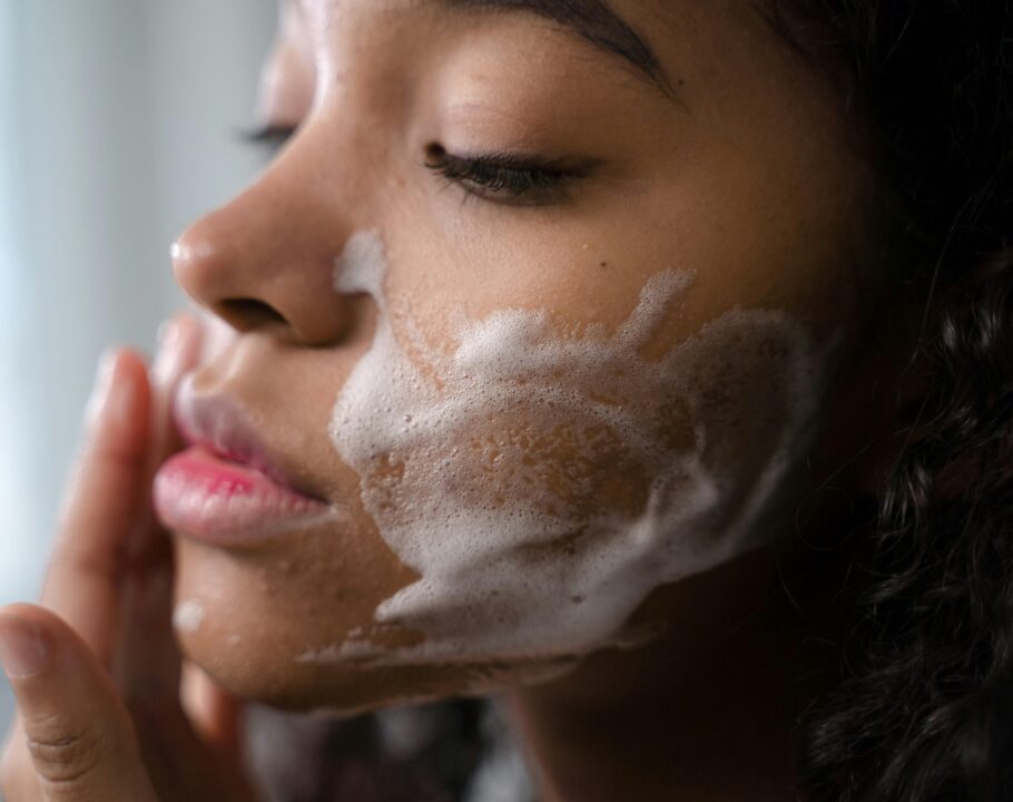 mujer limpia el rostro