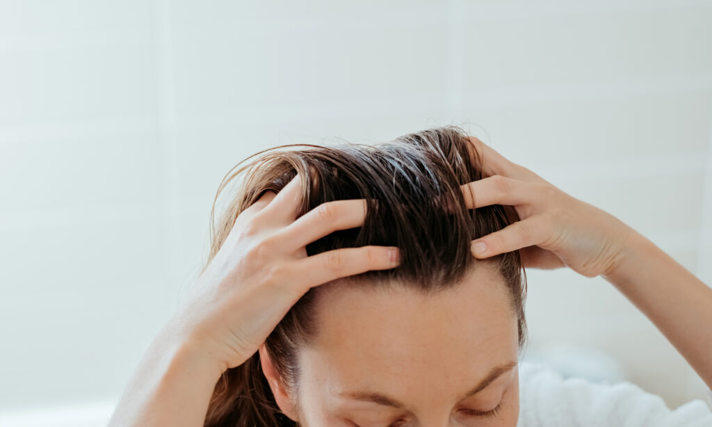 Tratamiento capilar promete restaurar el volumen y la fuerza a tu cabello fino featured image