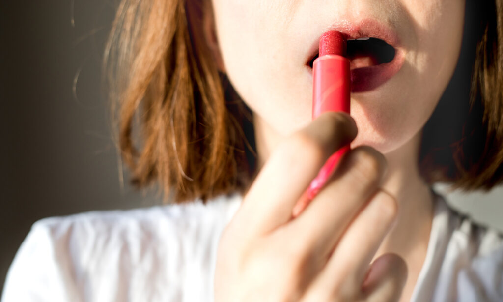 Si tu bálsamo labial está resecando tus labios, ésta podría ser la razón featured image
