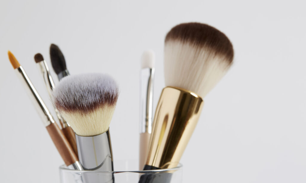 Un nuevo estudio revela cuántas personas nunca han limpiado sus brochas de maquillaje featured image