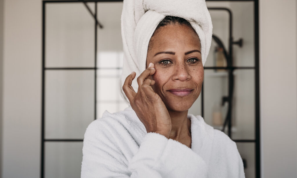 El acné también puede aparecer en la menopausia y aquí te contamos cómo combatirlo featured image