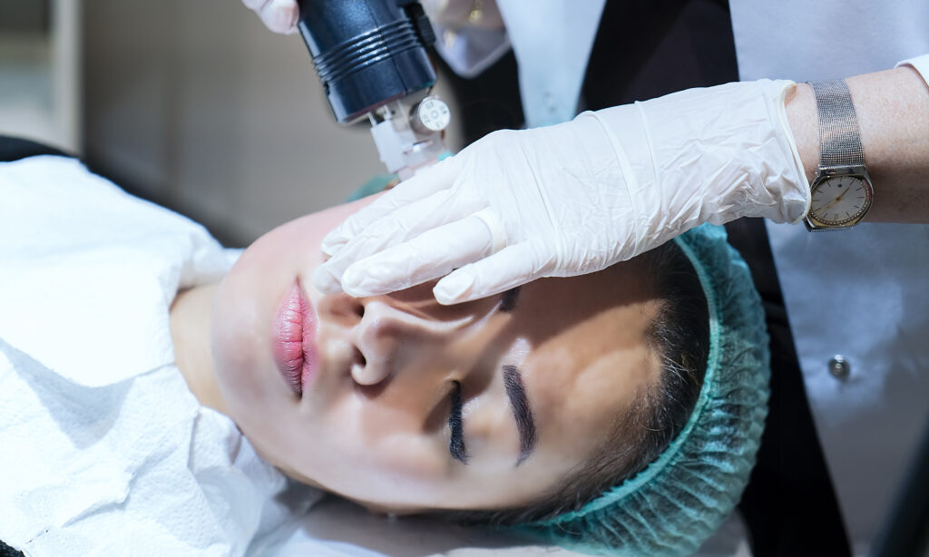 Casos de VIH han sido relacionados con el tratamiento facial vampírico featured image