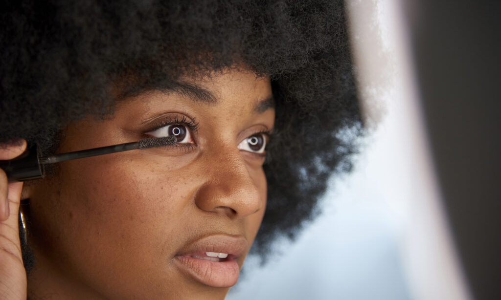 El maquillaje más seguro para los ojos en la temporada de alergias, según los expertos featured image