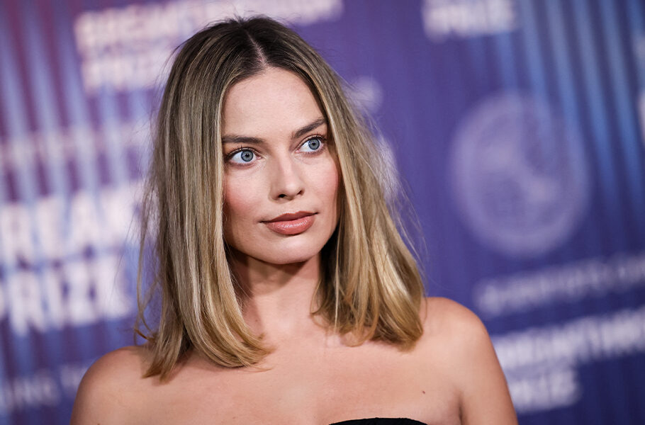 Margot Robbie with a long straight lob hairstyle