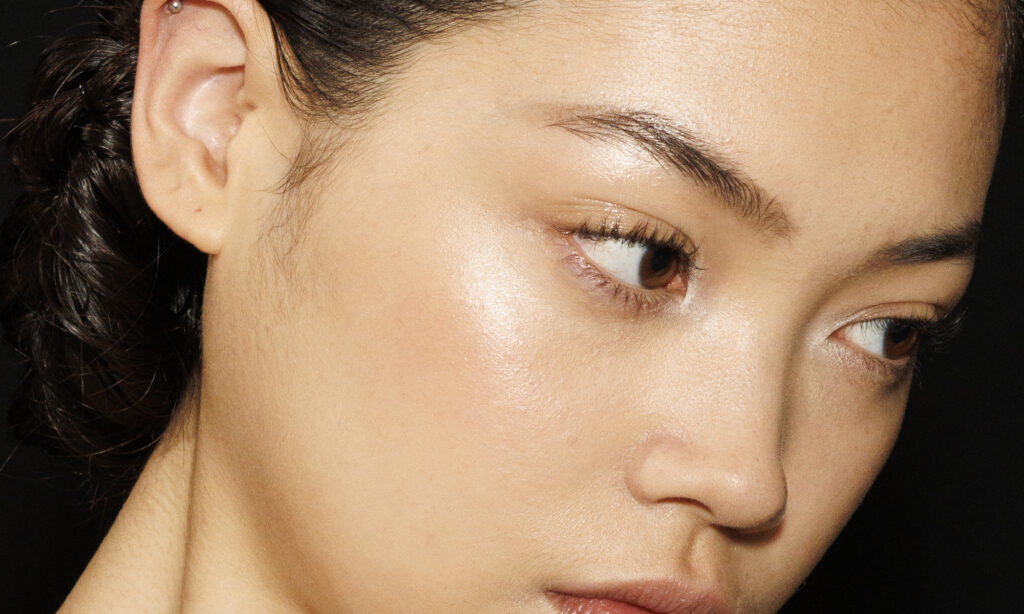 Pregúntale a los cirujanos oculoplásticos: ¿Debería hacerme un tratamiento con láser debajo de los ojos? featured image