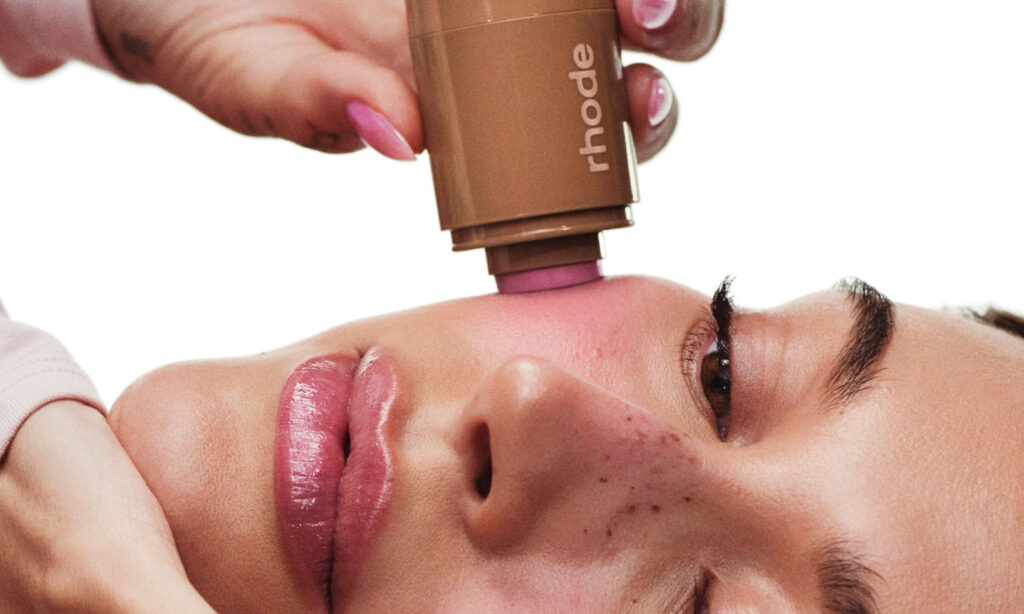 Los productos Rhode, la marca creada por Hailey Bieber, llegan a Sephora y estos son los que más nos obsesionan featured image