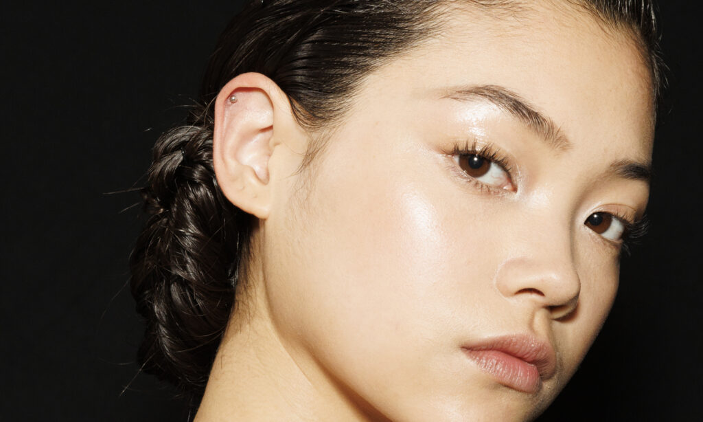 Todo lo que hay que saber sobre las pestañas por debajo: La tendencia de maquillaje que arrasa en Internet featured image