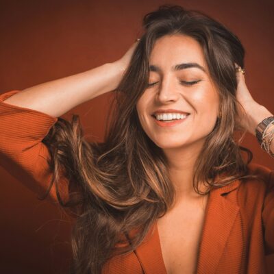 mujer cabello largo sonrisa