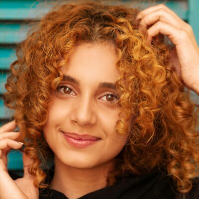 mujer con maquillaje leve sin ojeras