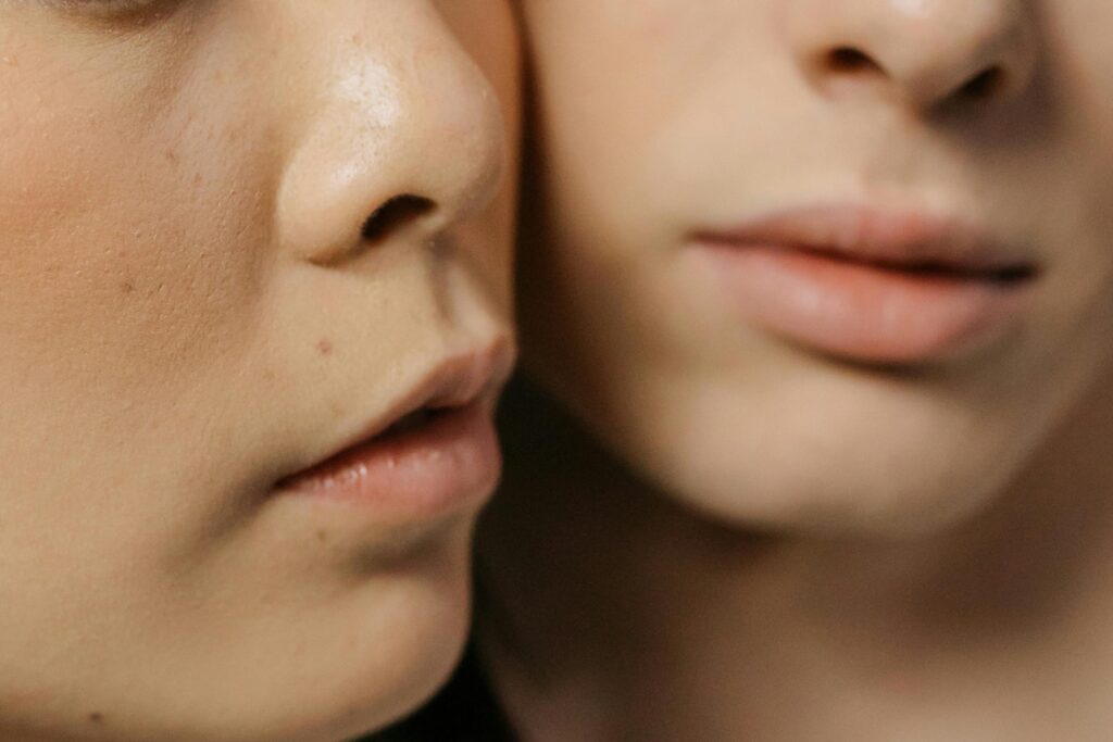 caras dos mujeres boca y manchas en la piel