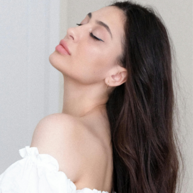 mujer con cabello largo