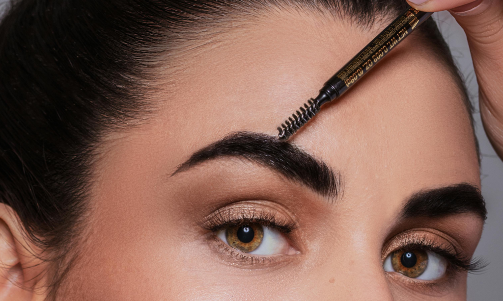 Los mejores tips de una maquillista de las celebridades para cejas perfectas featured image