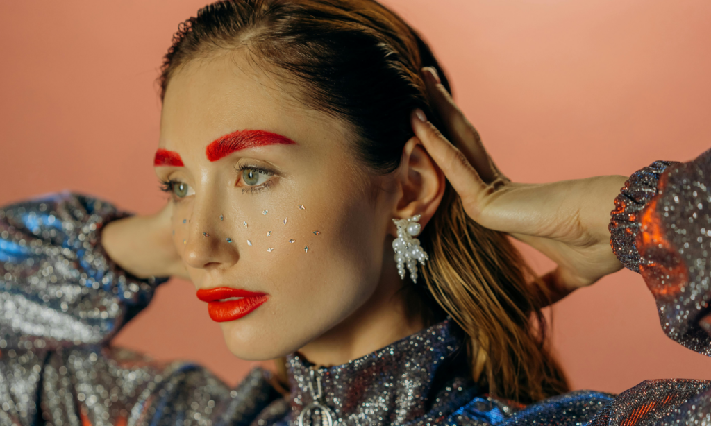 Cabello con efecto mojado: Cómo lograr el peinado del momento featured image