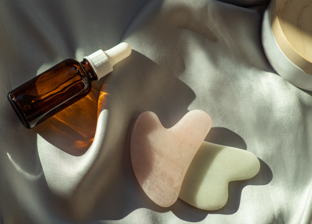 Gua Sha 101: Todo lo que necesitas saber sobre la técnica de esculpir el rostro featured image