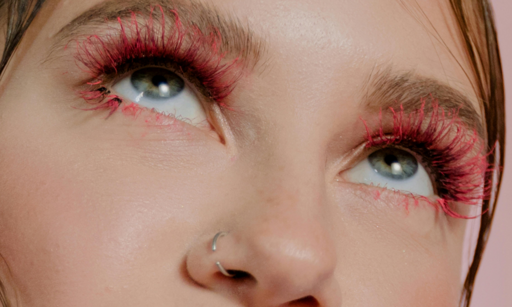 Tendencia de pestañas de color y los mejores rímeles para lograr el look featured image