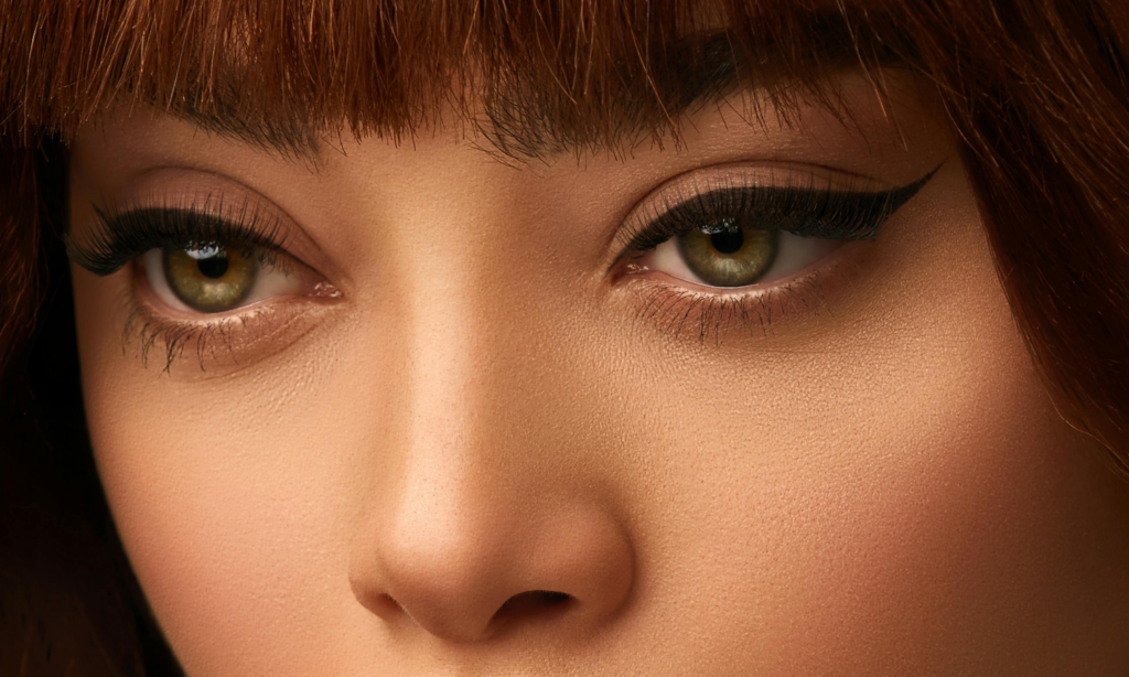 El delineado de alas gruesas regresa para el 2025, pero con más drama que nunca antes featured image