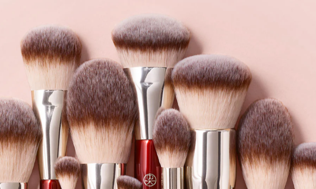 La brocha para aplicar la base que transformará tu maquillaje featured image