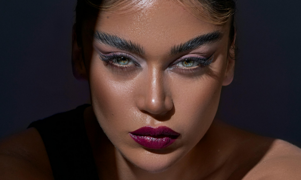 Atrévete a seducir con el maquillaje cereza negra: El tono que dominará 2025 featured image