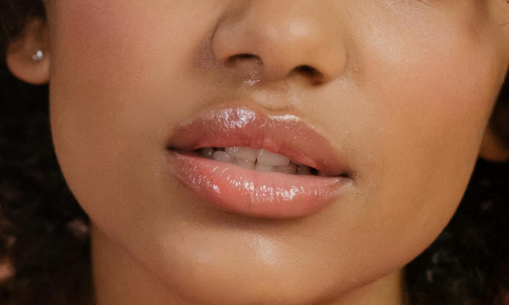 7 Aceites labiales que transformarán tus labios con un brillo natural irresistible featured image