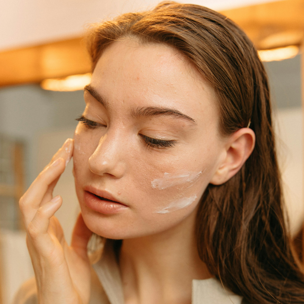 sebo de res, mujer aplicándose crema facial, crema hidratante, humectante