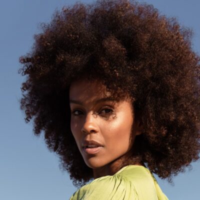 Anggie Bryan McDonald, cabello afro