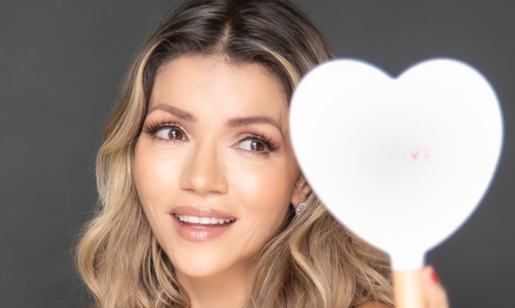 La maquillista de las estrellas Claudia Betancur revela cuál es el peor error que cometemos las mujeres al maquillarnos featured image
