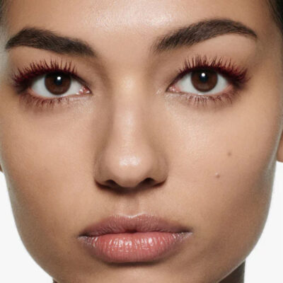 mascara color burdeo