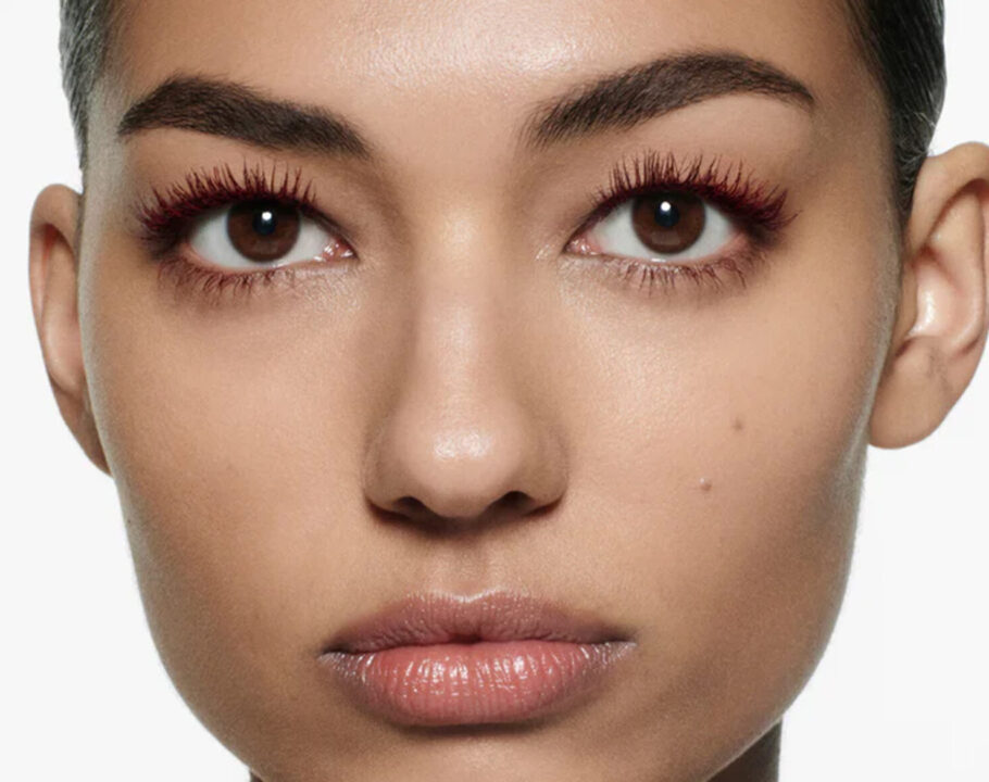 mascara color burdeo