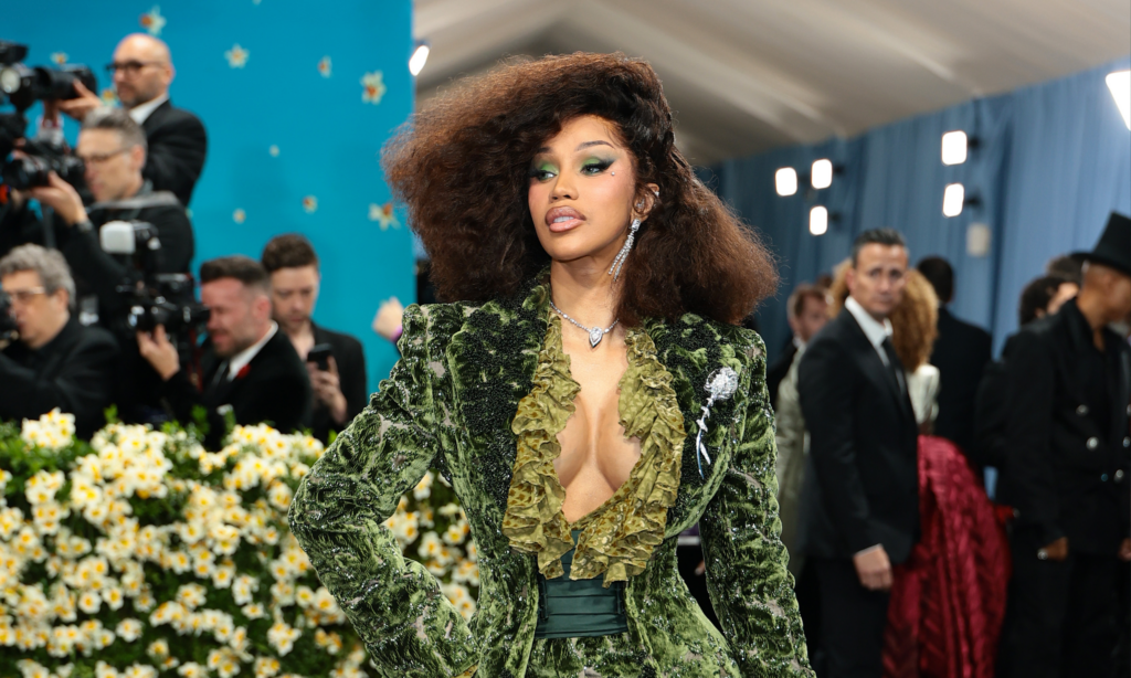 Cardi B deslumbra en la Met Gala con un look de belleza pensado al detalle featured image