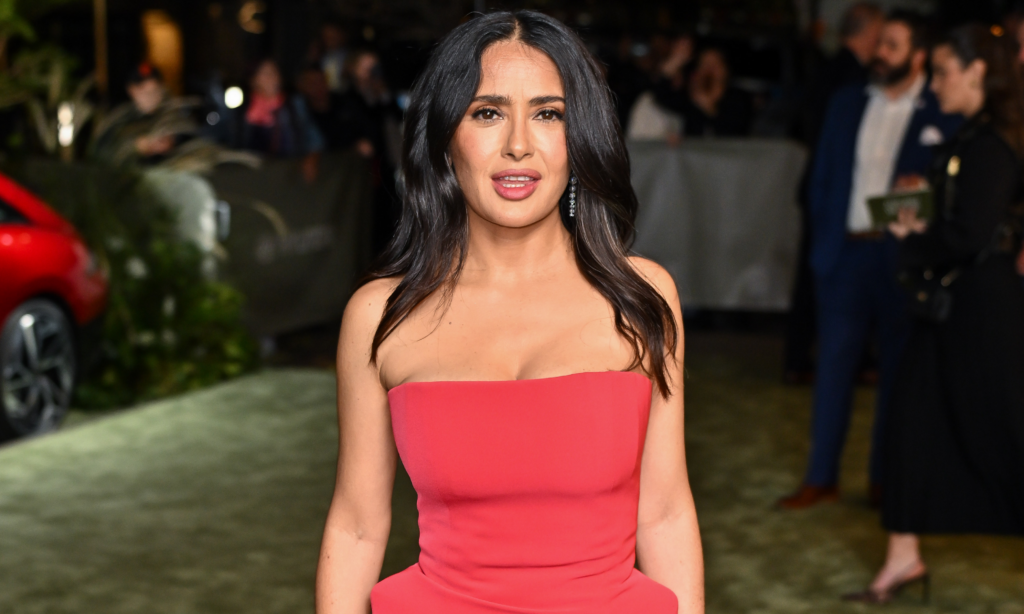 A sus 58 años, Salma Hayek presume cuerpazo en la portada de la edición de trajes de baño de Sports Illustrated featured image