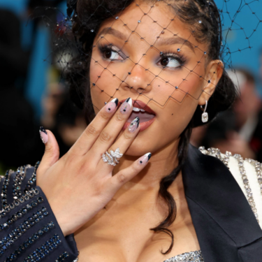 halle bailey u&ntilde;as met gala
