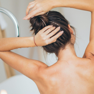 mujer en la bañera, White Peach Mango de Victoria’s Secret