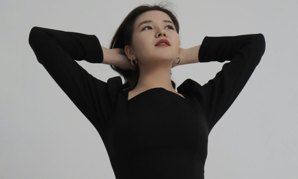 ¿Pueden las neurotoxinas convertir tu ceño en una sonrisa? Los expertos dicen que ésta es la solución para una sonrisa caída featured image