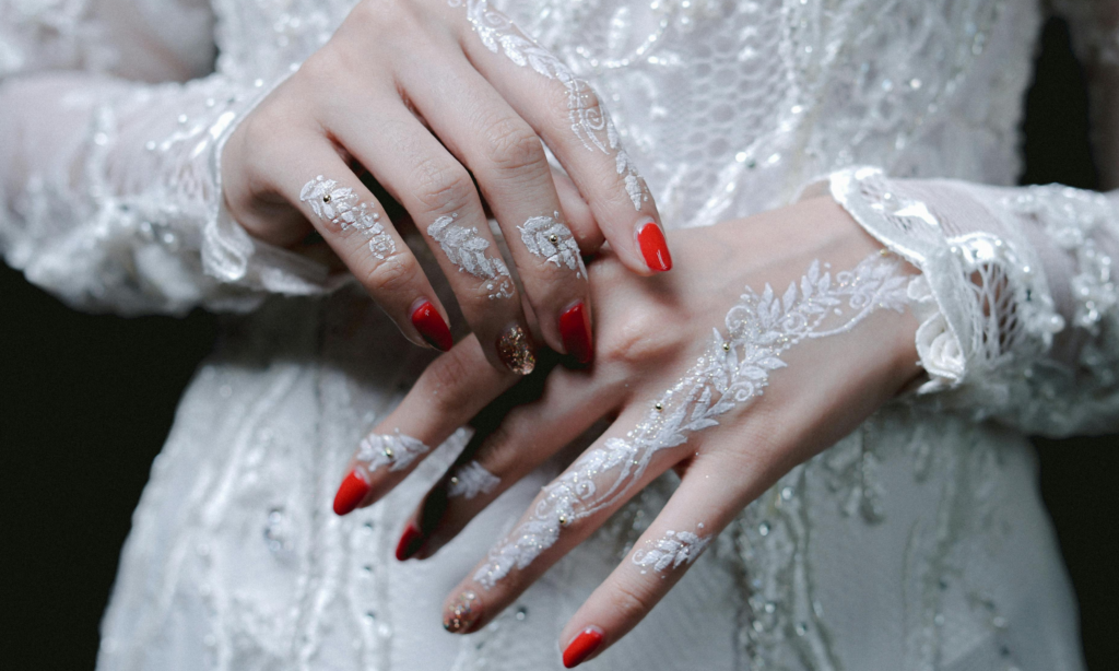 Novias 2025: Uñas fantasiosas y otras tendencias para lucir manicura de ensueño en tu gran día featured image