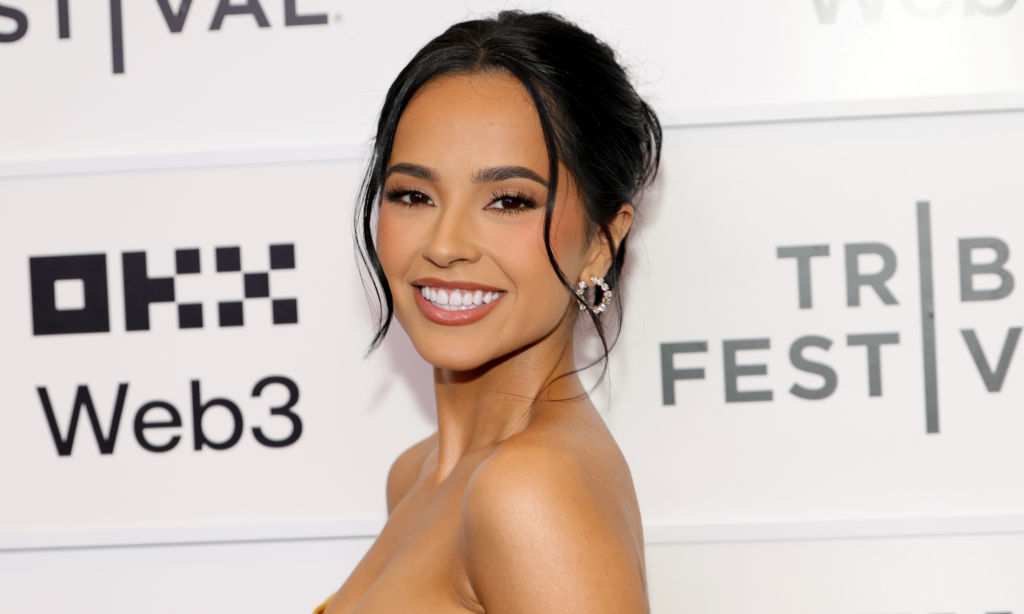 Copia el elegante peinado de Becky G en el estreno mundial de su documental ‘Rebbeca’ featured image