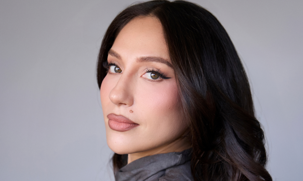 Entre uñas perladas y secretos de skincare, Tefi Pessoa es puro poder beauty featured image
