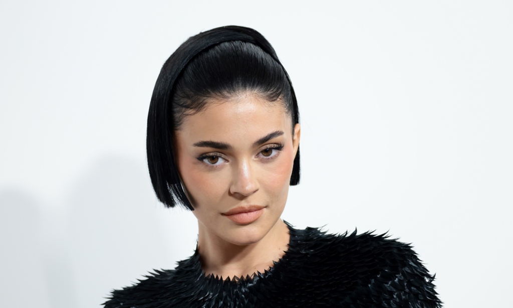 Kylie Jenner usa este gel para cejas que cuesta menos de $7 featured image