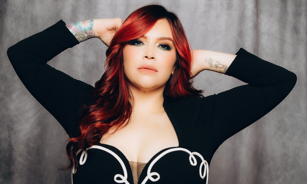 Jacqie Rivera le canta a las relaciones fallidas en ‘En otra vida’, y se abre camino hacia el amor propio featured image