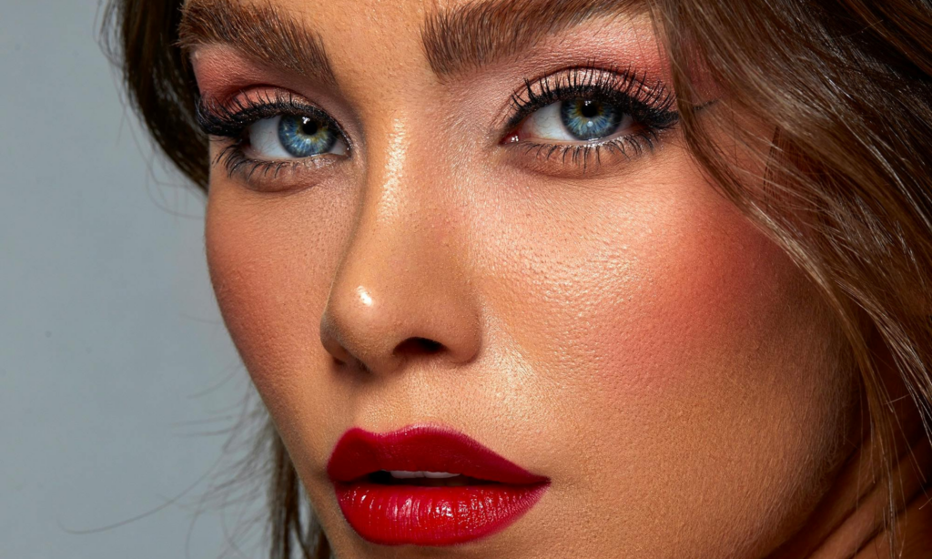 Logra un maquillaje audaz con la tendencia irresistible del rubor rojo que regresa con fuerza featured image